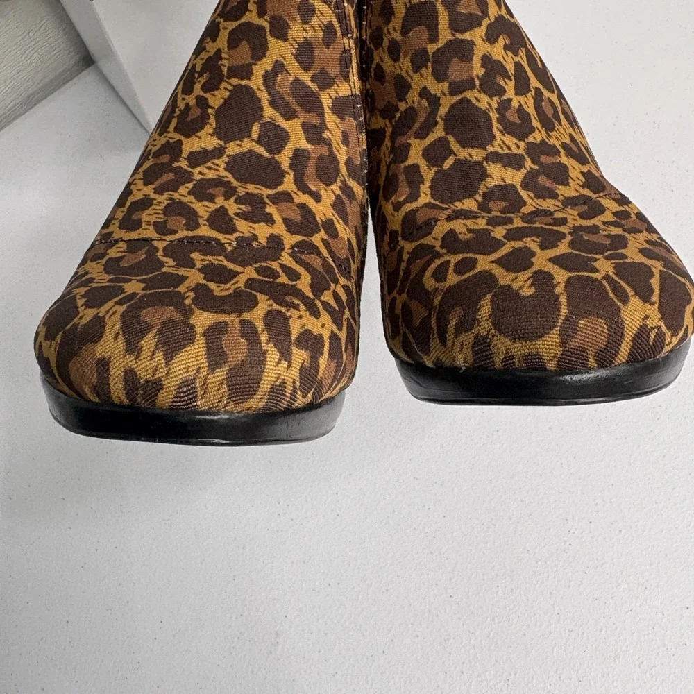 Charleston Shoe Co. Boot Cheetah Leopard animal Print Wedge Ankle Slip On Size 9